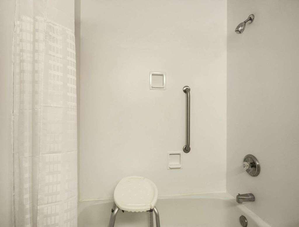 Baymont By Wyndham Roanoke Area Hotel 2*